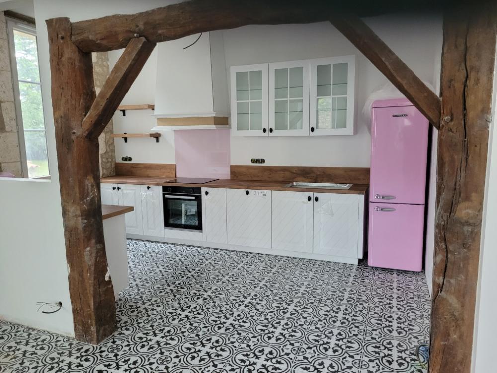 cuisine blanche, bois et rose